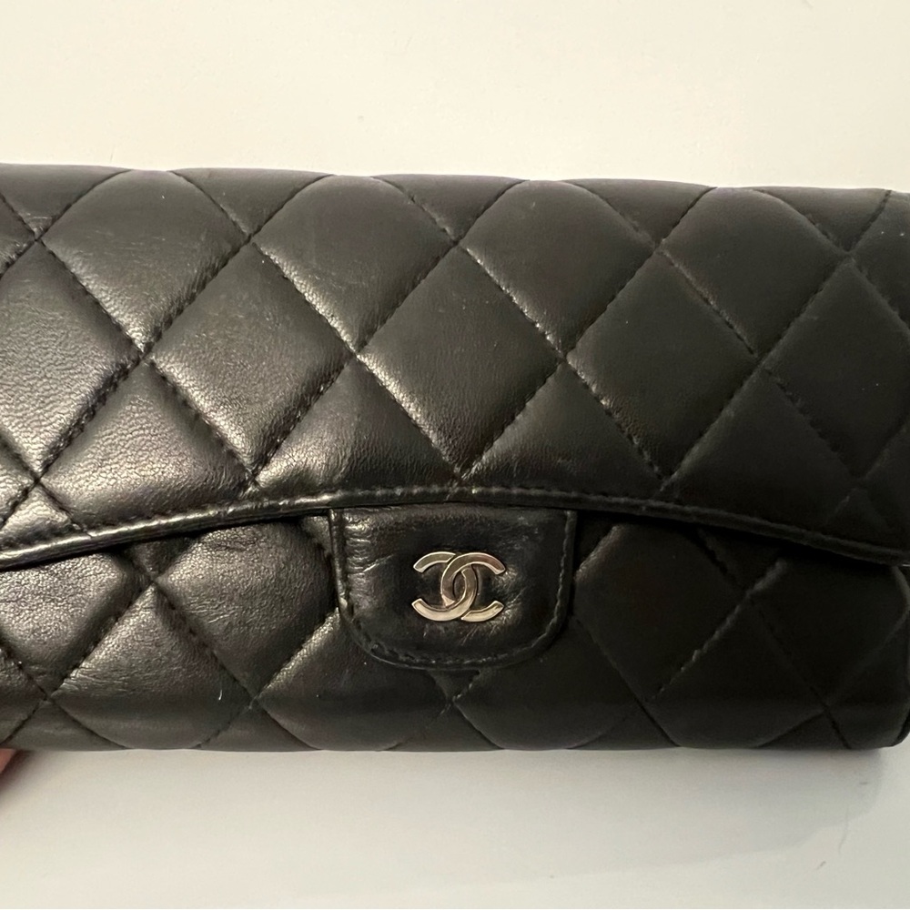 Chanel trifold Authentic- 500 USD/750 Cad